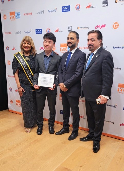 Jonathan Lee How Cheong receives his award at the International Peace Festival Gala