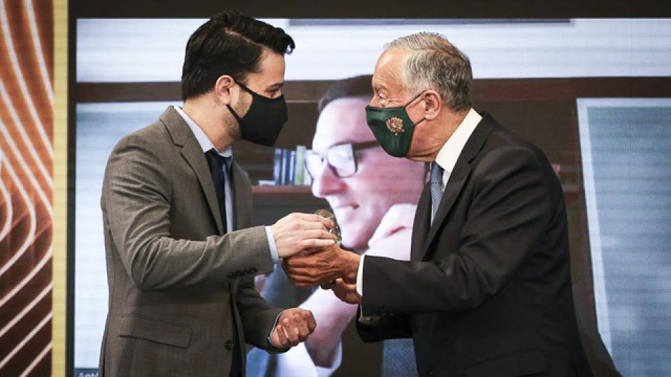 UNU-EGOV Visiting Fellow João Marco Silva receives the IN3+ Award 2021 from Marcelo Rebelo de Sousa, President of Portugal.