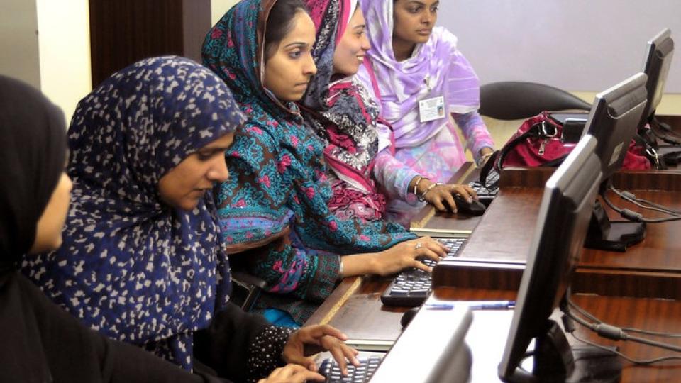 An example of an MDB-funded project: young women learn computer skills at the Khowaja Institute of IT, Hyderabad, Pakistan. Photo: World Bank