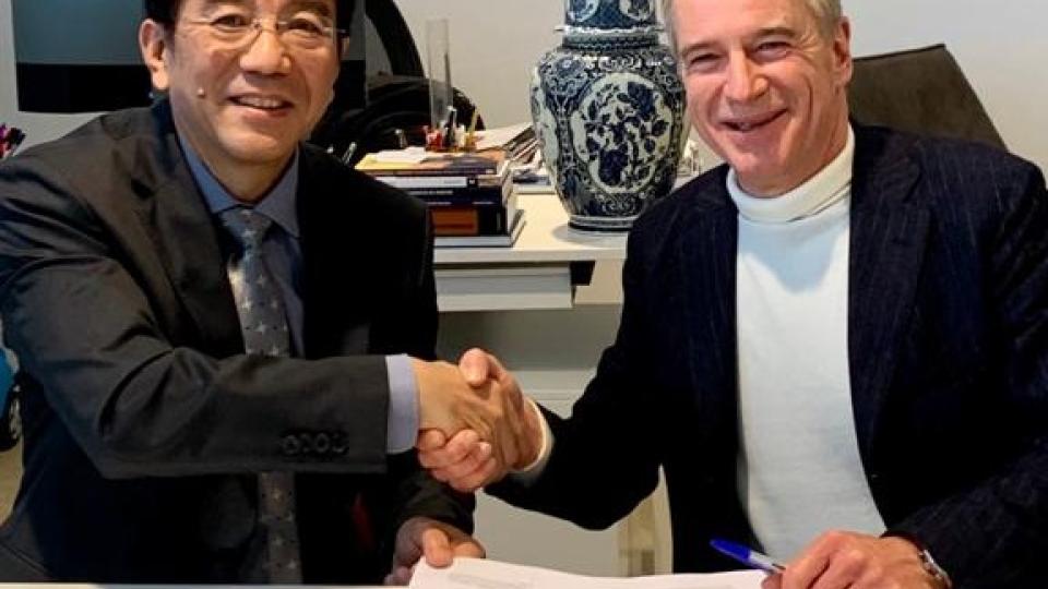 UNU-MERIT director Bartel Van de Walle signing our agreement with the Chinese Scholarship Council.