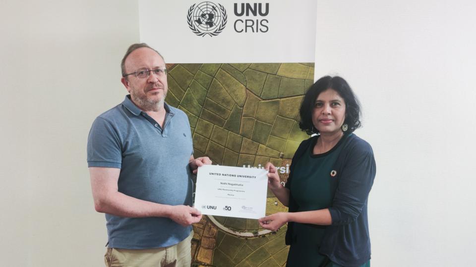 UNU-CRIS Director Philippe De Lombaerde presents UNU-CRIS Senior Research Fellow Nidhi Nagabhatla with a certificate for her participation as a mentor in the UNU Mentorship Programme.