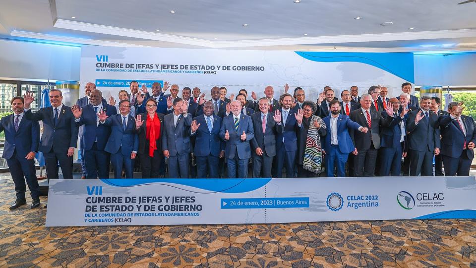 President Lula attends the CELAC summit in Argentina