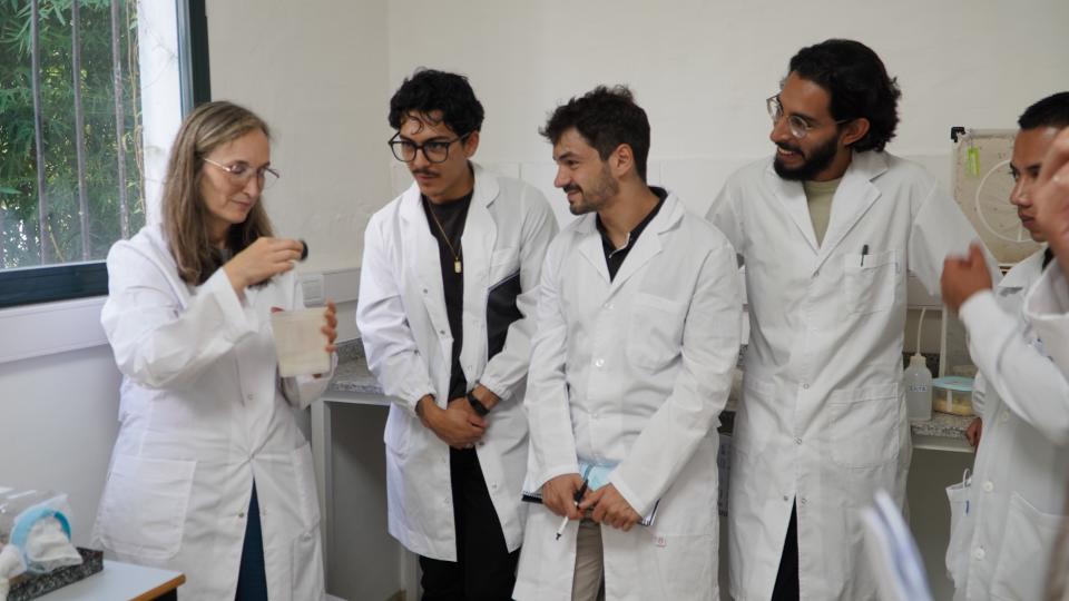 lanzavecchia con estudiantes