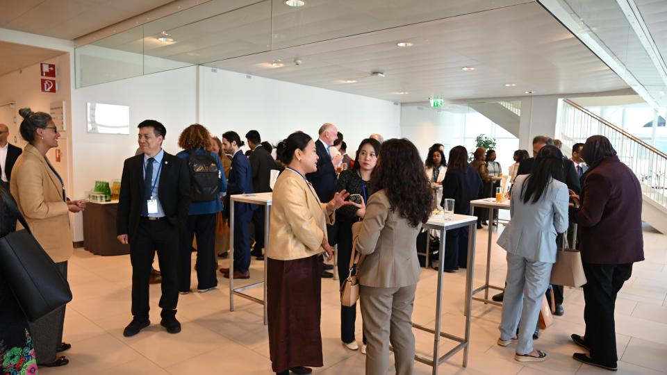 Dr. Jiang Hui exchanged ideas with participants during APSCO Reception