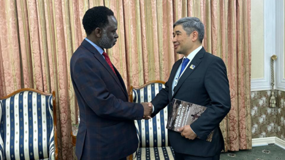 Rector Prof presenting Ambassador