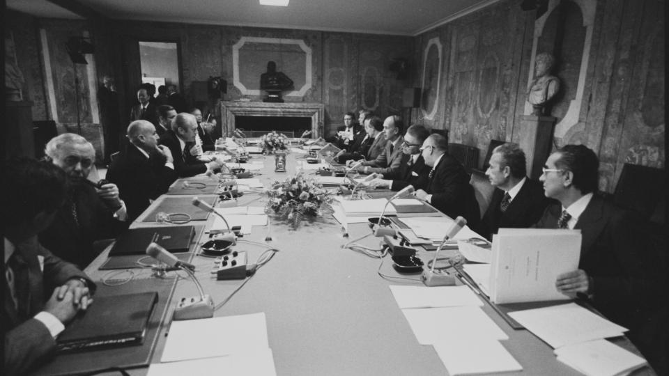 Photograph_of_President_Gerald_R._Ford_Meeting_with_Foreign_Heads_of_State_in_the_Salle_des_Marbres_in_the_Chateau_de_Rambouillet_at_the_International_Economic_Summit_Conference_in_Rambouillet,_France_-_NARA_-_7518995.jpg