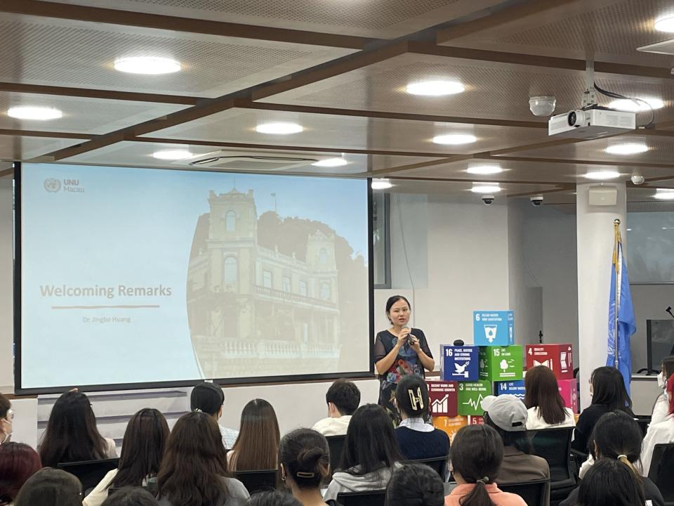 Dr. Jingbo Huang welcomes City University of Macau's students Jingbo Huang at City University of Macau visit