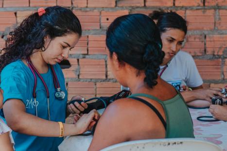 Nurses tending to patients in Brazil 