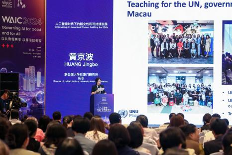 Jingbo Huang speaking at WAIC2024