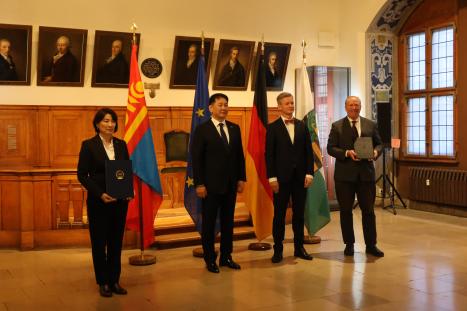 UNU Resource Nexus Director with Mongolian President 