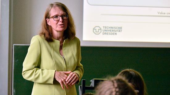 Prof. Edeltraud Günther (Chair of Business, esp. Environmental Management and Accounting, TU Dresden) presents at Nexus Seminar No. 28