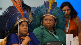 Two indigenous women at the Biodiversity Summit