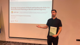 UNU-EHS Researcher Nico Fricke gives a presentation. 