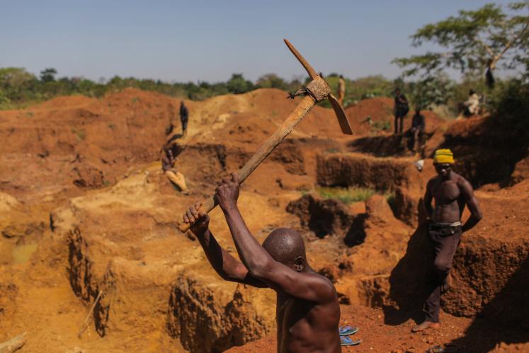 Gold mining in Africa.jpg