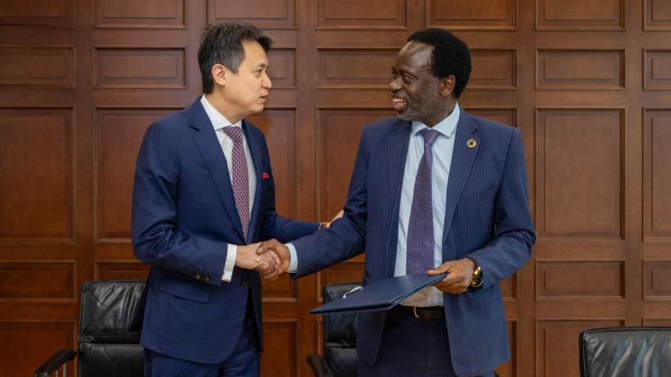 WIPO’s Director General Daren Tang (left) with UNU Rector and UN Under-Secretary-General Prof. Tshilidzi Marwala at the MoU signing. Photo: WIPO/Berrod
