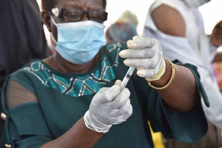 Image of a person preparing a vaccination