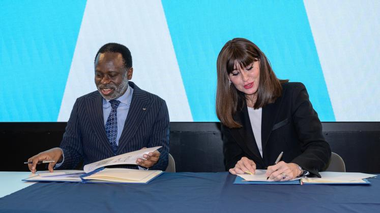 UNU Rector Prof. Tshilidzi Marwala and Minister of Universities and Research of Italy Anna Maria Bernin sign an agreement establishing a new UNU institute in Bologna, Italy on 12 December 2025.