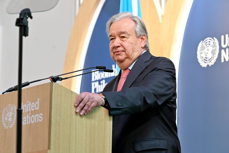 Secretary General from standing at the podium
