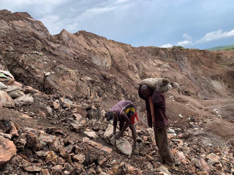 Artisanal_cobalt_miners_in_the_Democratic_Republic_of_Congo.jpg